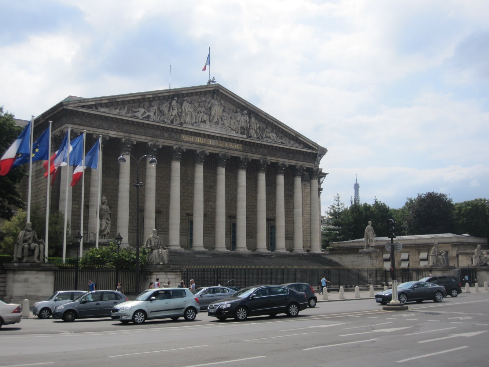 Dhismaha Golaha Qaranka Faransiiska ee Paris; sawir tusaale u ah doodda sharci-dejinta.