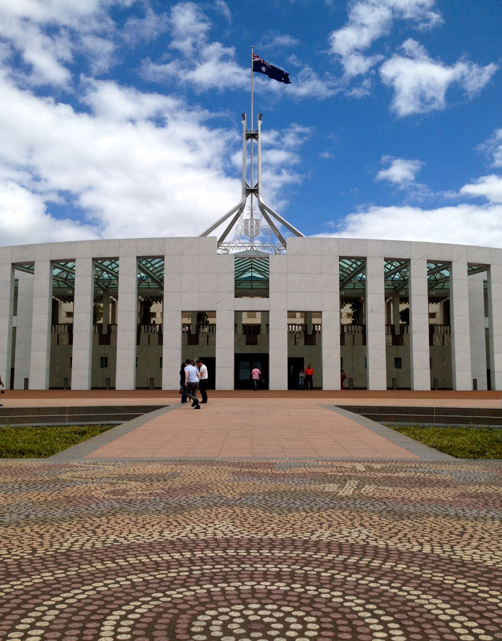 Albaabka hore ee Baarlamaanka Australia ee Canberra; sawir tusaale u ah dejinta siyaasadda.